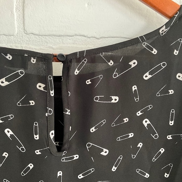 Love & Legend Tee Nursery pins print Grungy Goth Black flowy Sz 12 - Picture 4 of 5